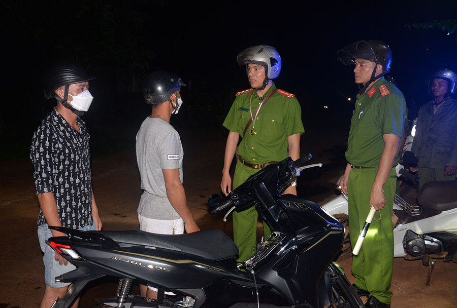 Cán bộ Công an xã Ia Ko (huyện Chư Sê) tuần tra đêm, nhắc nhở thanh-thiếu niên vi phạm Luật Giao thông đường bộ. Ảnh: Thúy Trinh Cán bộ Công an xã Ia Ko (huyện Chư Sê) tuần tra đêm, nhắc nhở thanh-thiếu niên vi phạm Luật Giao thông đường bộ. Ảnh: Thúy Trinh