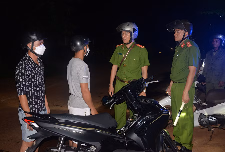 Cán bộ Công an xã Ia Ko (huyện Chư Sê) tuần tra đêm, nhắc nhở thanh-thiếu niên vi phạm Luật Giao thông đường bộ. Ảnh: Thúy Trinh