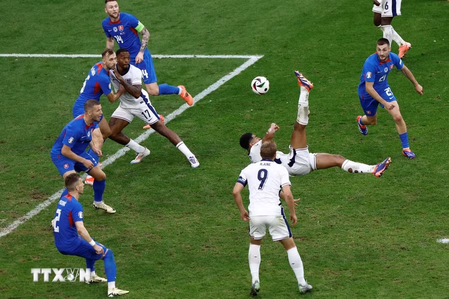 Jude Bellingham ghi siêu phẩm phút bù giờ, mở ra màn ngược dòng của Tuyển Anh. (Ảnh: AFP/TTXVN) Jude Bellingham ghi siêu phẩm phút bù giờ, mở ra màn ngược dòng của Tuyển Anh. (Ảnh: AFP/TTXVN)