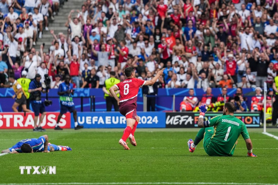 Thụy Sĩ (áo đỏ) chính là đội đã biến Italy thành cựu vô địch EURO. (Ảnh: THX/TTXVN) Thụy Sĩ (áo đỏ) chính là đội đã biến Italy thành cựu vô địch EURO. (Ảnh: THX/TTXVN)