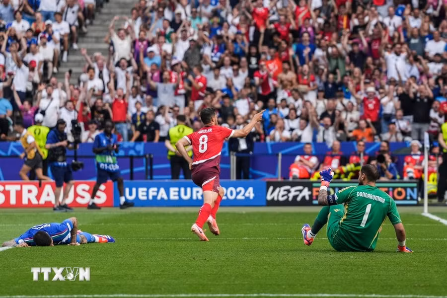 Thụy Sĩ (áo đỏ) chính là đội đã biến Italy thành cựu vô địch EURO. (Ảnh: THX/TTXVN) Thụy Sĩ (áo đỏ) chính là đội đã biến Italy thành cựu vô địch EURO. (Ảnh: THX/TTXVN)