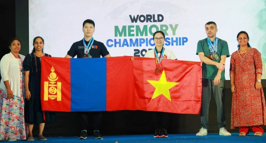 Phương Trinh đoạt huy chương vàng tại cuộc thi Siêu trí nhớ thế giới 2023. Ảnh: NGUYỄN PHÙNG PHONG