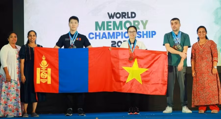 Phương Trinh đoạt huy chương vàng tại cuộc thi Siêu trí nhớ thế giới 2023. Ảnh: NGUYỄN PHÙNG PHONG