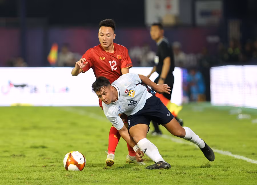 U.22 Lào đá quyết liệt. Ảnh: Ngọc Dương