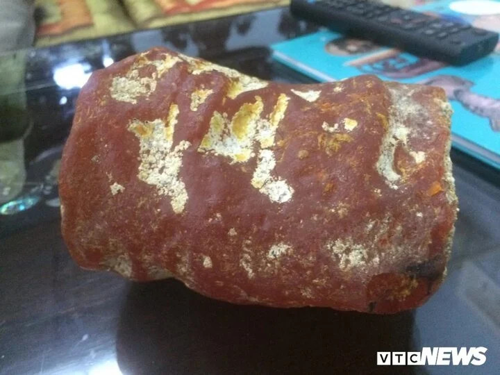 Có người sẵn sàng trả 5 tỷ đồng cho hai viên đá nghi là long diên hương. Có người sẵn sàng trả 5 tỷ đồng cho hai viên đá nghi là long diên hương.