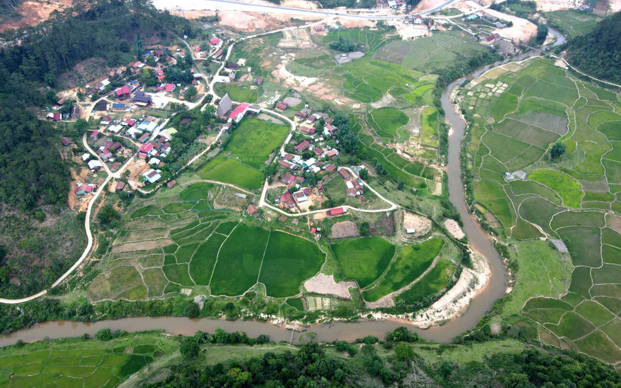 Kon Pring sở hữu cảnh quan thiên nhiên hữu tình với đồi núi, rừng cây, sông suối thơ mộng