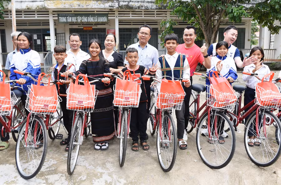 AIA Việt Nam đã trao tặng 17 xe đạp cho các trẻ em có hoàn cảnh khó khăn trên địa bàn tỉnh Gia Lai. Ảnh: P.V