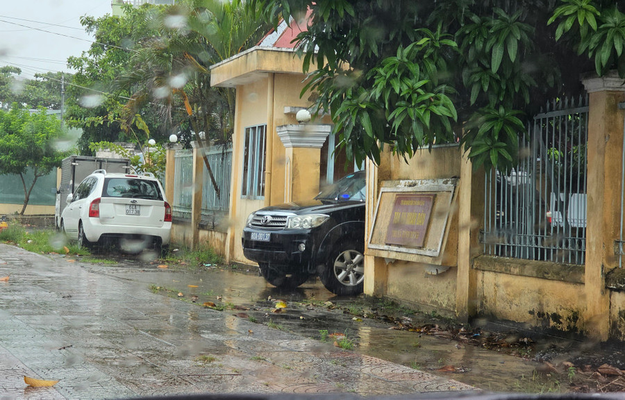 Bắt quả tang Phó chánh án TAND TX.Bình Minh nhận hối lộ - Ảnh 2. Xe BS xanh 80A rời TAND TX.Bình Minh trưa 3.10. Ảnh: NAM LONG