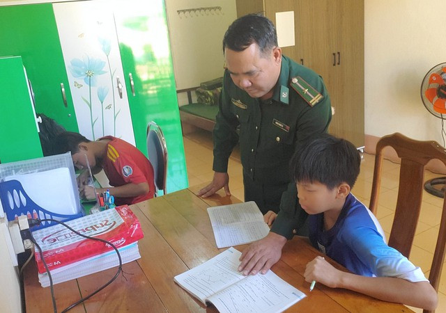 Cán bộ, chiến sĩ biên phòng thay phiên nhau bồi dưỡng kiến thức thêm cho các con nuôi. Ảnh: Trần Hiếu Cán bộ, chiến sĩ biên phòng thay phiên nhau bồi dưỡng kiến thức thêm cho các con nuôi. Ảnh: Trần Hiếu