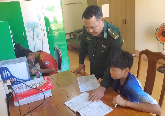 Cán bộ, chiến sĩ biên phòng thay phiên nhau bồi dưỡng kiến thức thêm cho các con nuôi. Ảnh: Trần Hiếu