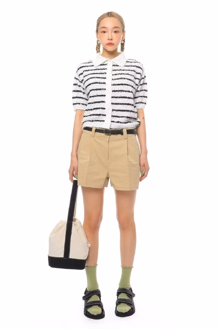 Combo áo kẻ và quần short màu be lúc nào cũng phát huy tác dụng khi sánh đôi. Sự trung tính của chiếc quần giúp chiếc áo thêm phần nổi bật, đồng thời tạo ra sự cân bằng cho tổng thể. Các món phụ kiện như túi xách, đôi sandal hay chiếc mũ là mảnh ghép giúp công thức mix để này trở nên hoàn chỉnh hơn. Trang phục này bạn có thể khai thác khi đi dạo phố, la cà quán xá với bạn bè hay tạo ra những bức hình du lịch siêu đẹp.