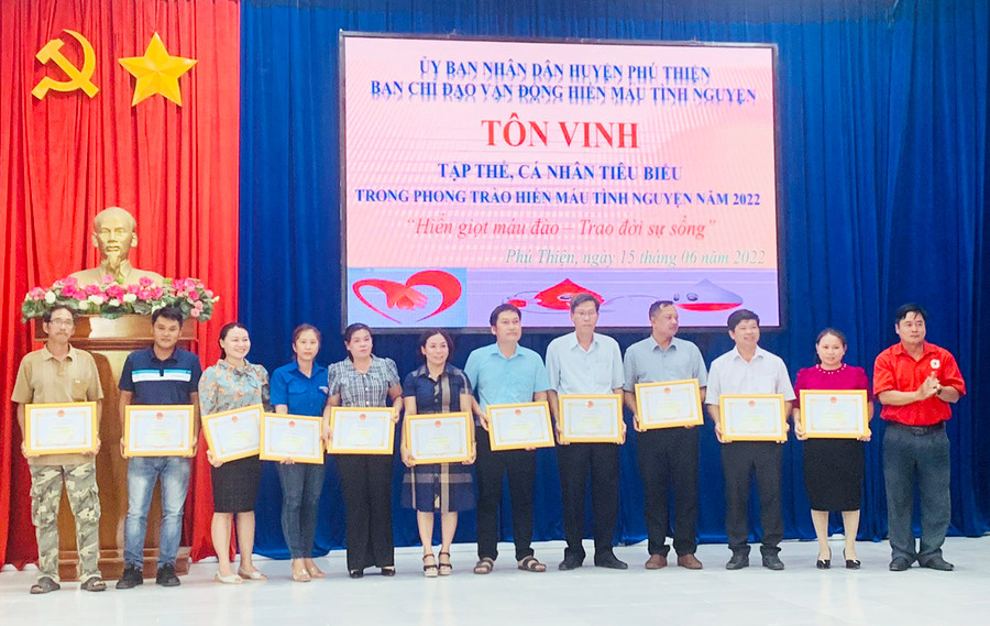 Ban Chỉ đạo vận động hiến máu tình nguyện huyện Phú Thiện trao giấy khen cho các cá nhân có thành tích xuất sắc trong phong trào hiến máu tình nguyện năm 2022. Ảnh: Vũ Chi Ban Chỉ đạo vận động hiến máu tình nguyện huyện Phú Thiện trao giấy khen cho các cá nhân có thành tích xuất sắc trong phong trào hiến máu tình nguyện năm 2022. Ảnh: Vũ Chi