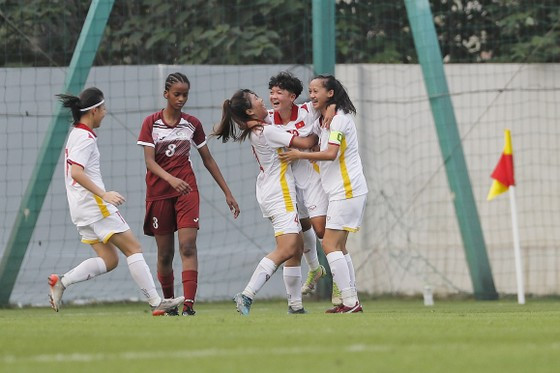 Niềm vui của các cầu thủ U17 nữ Việt Nam. ẢNH: KIỀU OANH. Niềm vui của các cầu thủ U17 nữ Việt Nam. ẢNH: KIỀU OANH.
