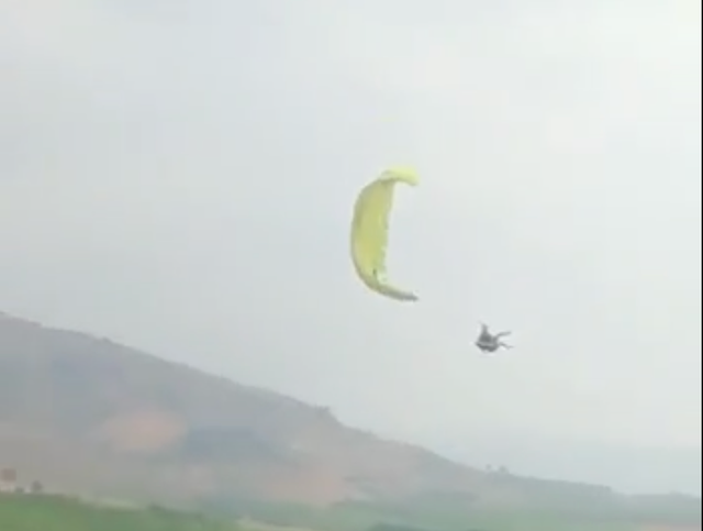 Phi công gặp nạn khi chuẩn bị hạ cánh. ẢNH CẮT TỪ CLIP Phi công gặp nạn khi chuẩn bị hạ cánh. ẢNH CẮT TỪ CLIP