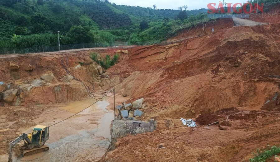 Khu vực sụt lún nằm phía trên đường ống ngầm đang được thi công. Ảnh: ĐOÀN KIÊN Khu vực sụt lún nằm phía trên đường ống ngầm đang được thi công. Ảnh: ĐOÀN KIÊN