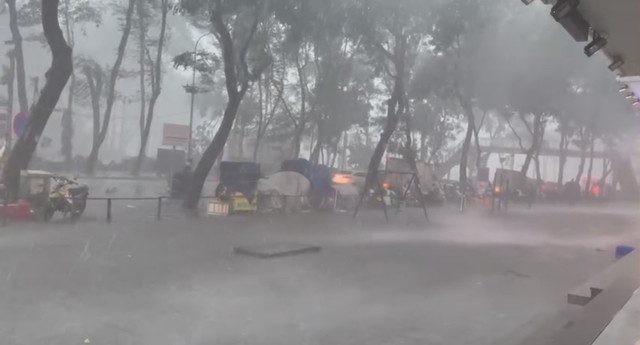 Mưa lớn kèm theo giông lốc ở Linh Đàm. Ảnh: H.T.