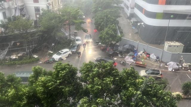 Cơn mưa lớn gây ngập đường, phương tiện đi lại gặp nhiều khó khăn