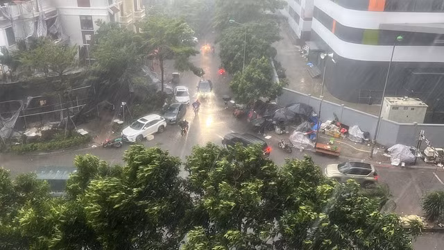 Cơn mưa lớn gây ngập đường, phương tiện đi lại gặp nhiều khó khăn