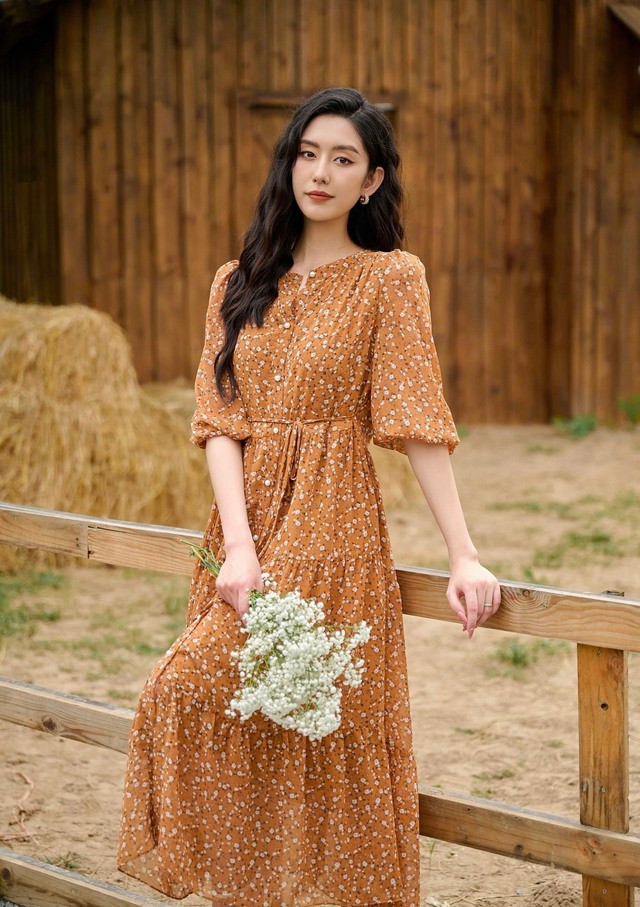 Thanh lịch, yêu kiều, chất liệu chiffon mềm mại, nhẹ mát phối cùng họa tiết hoa nhí màu nâu cam bắt mắt tạo nên sự kết hợp hoàn hảo, mang đến vẻ đẹp thanh nhã nhưng không kém phần trẻ trung cho nàng. Thanh lịch, yêu kiều, chất liệu chiffon mềm mại, nhẹ mát phối cùng họa tiết hoa nhí màu nâu cam bắt mắt tạo nên sự kết hợp hoàn hảo, mang đến vẻ đẹp thanh nhã nhưng không kém phần trẻ trung cho nàng.