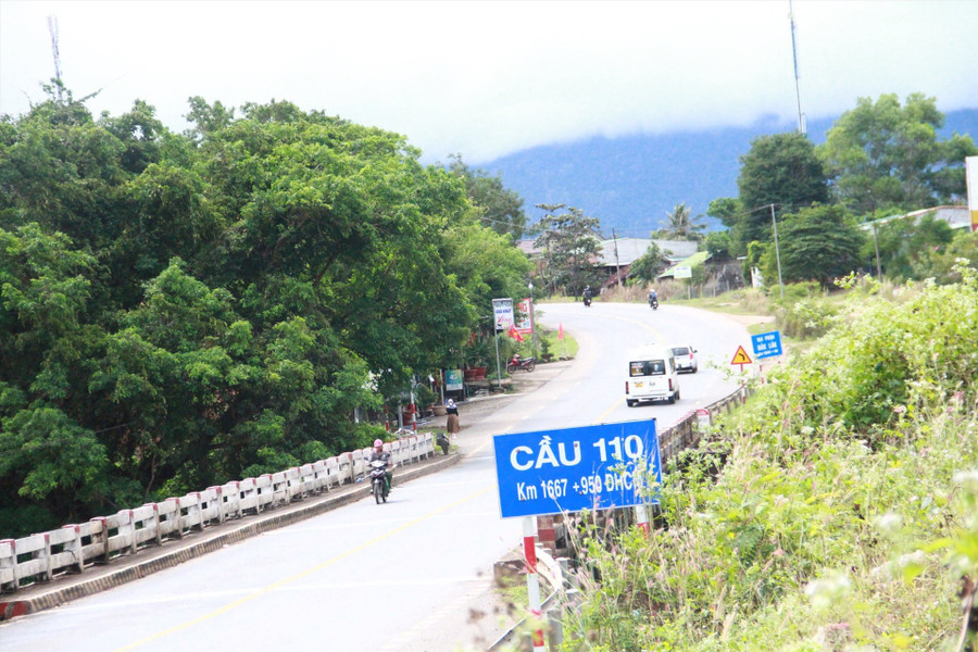 Cầu mới thi công dang dở, mỗi ngày các loại phương tiện phải lưu thông trên cây cầu cũ, nhỏ, hẹp, tiềm ẩn nguy cơ mất an toàn giao thông. Ảnh: Tiến Thoại Cầu mới thi công dang dở, mỗi ngày các loại phương tiện phải lưu thông trên cây cầu cũ, nhỏ, hẹp, tiềm ẩn nguy cơ mất an toàn giao thông. Ảnh: Tiến Thoại