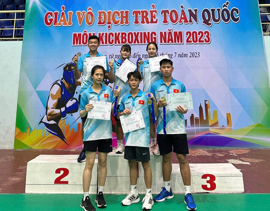 Võ Huy Hoàng (giữa hàng dưới) giành huy chương vàng ở Giải Vô địch trẻ Kickboxing quốc gia 2023. Ảnh: Xoan Phạm