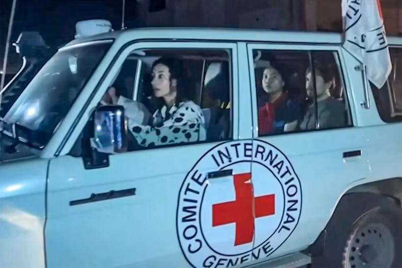 Xe của Ủy ban Chữ thập Đỏ Quốc tế (ICRC) tiếp nhận các con tin được Phong trào Hồi giáo Hamas trả tự do sau thỏa thuận ngừng bắn tại Gaza, ngày 24/11. (Ảnh: AFP/TTXVN)