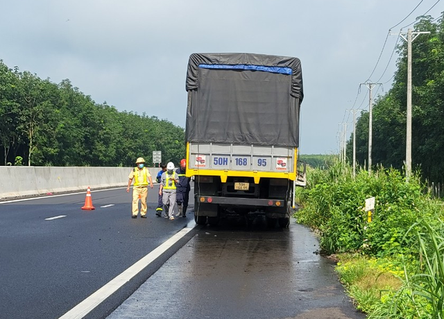 Xe tải bốc cháy dữ dội trên cao tốc Phan Thiết – Dầu Giây - Ảnh 2. Lực lượng Cục CSGT đang xử lý vụ việc. CỤC CSGT CUNG CẤP