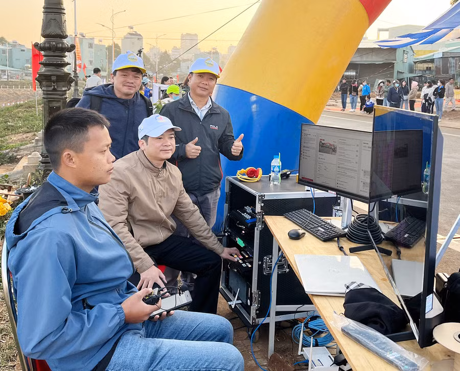 Báo Gia Lai điện tử thực hiện chương trình livestream đầu tiên-tường thuật Giải Việt dã truyền thống Kpă Klơng lần thứ 43 năm 2023. Ảnh: Phương Linh