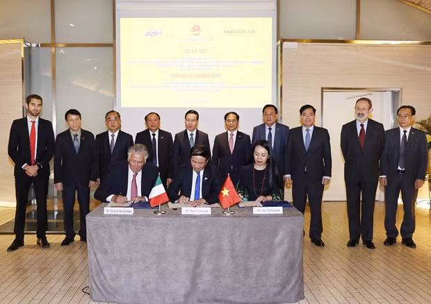 Chủ tịch nước Võ Văn Thưởng chứng kiến lễ ký kết thỏa thuận tổ chức Giải Đua thuyền máy Quốc tế tại Bình Định. (Ảnh: Thống Nhất/TTXVN)