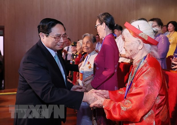 Thủ tướng Phạm Minh Chính thăm hỏi, tặng quà cho các Bà mẹ Việt Nam Anh hùng. (Ảnh: Dương Giang/TTXVN) Thủ tướng Phạm Minh Chính thăm hỏi, tặng quà cho các Bà mẹ Việt Nam Anh hùng. (Ảnh: Dương Giang/TTXVN)