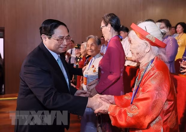 Thủ tướng Phạm Minh Chính thăm hỏi, tặng quà cho các Bà mẹ Việt Nam Anh hùng. (Ảnh: Dương Giang/TTXVN)