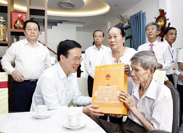 Chủ tịch nước Võ Văn Thưởng thăm hỏi ông Nguyễn Xuân Viên, sinh năm 1944, cựu tù chính trị Côn Đảo. (Ảnh: Thống Nhất/TTXVN) Chủ tịch nước Võ Văn Thưởng thăm hỏi ông Nguyễn Xuân Viên, sinh năm 1944, cựu tù chính trị Côn Đảo. (Ảnh: Thống Nhất/TTXVN)