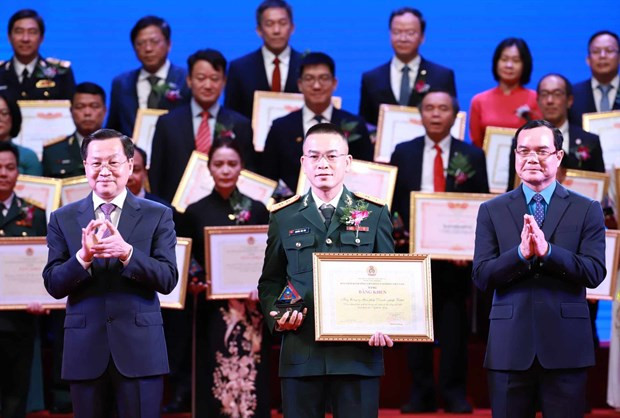 Tặng bằng khen cho các doanh nghiệp. (Ảnh: PV/Vietnam+)