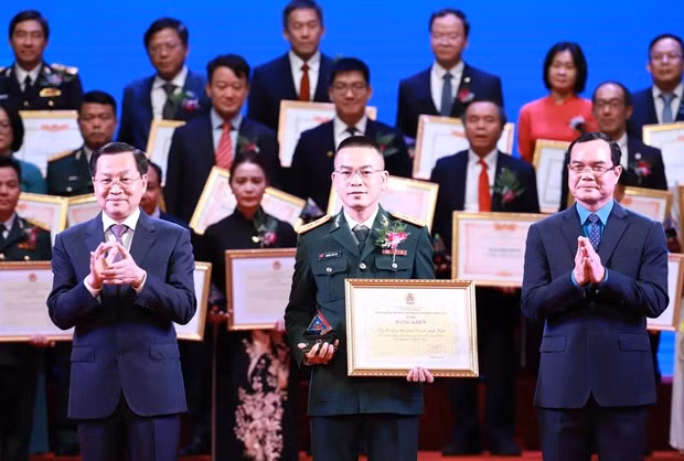 Tặng bằng khen cho các doanh nghiệp. (Ảnh: PV/Vietnam+)