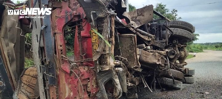 Chiếc xe lật nghiêng. Chiếc xe lật nghiêng.