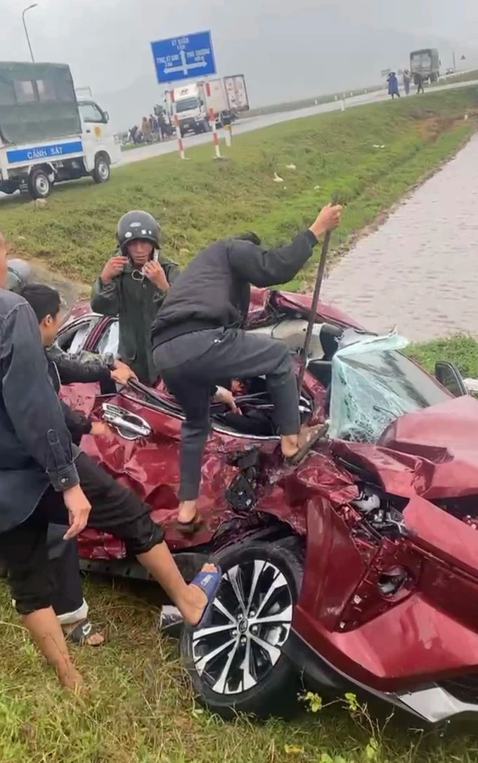 Người dân dùng vật dụng cạy cửa xe để đưa nạn nhân đi cấp cứu