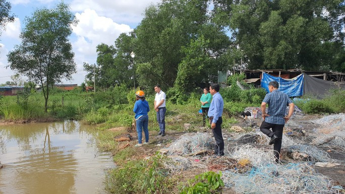 Hai bé trai ở Bình Chánh tử vong thương tâm - Ảnh 1. Ao nước nơi phát hiện hai bé trai tử vong