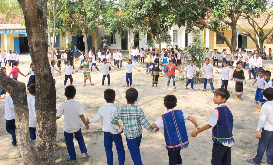 Tháng Chín về dưới sân trường lại rộn vang tiếng nói cười. Ảnh: S.C