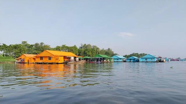 Cảnh trí rất nên thơ của làng bè Châu Đốc. Ảnh: TRẦN NGỌC Cảnh trí rất nên thơ của làng bè Châu Đốc. Ảnh: TRẦN NGỌC