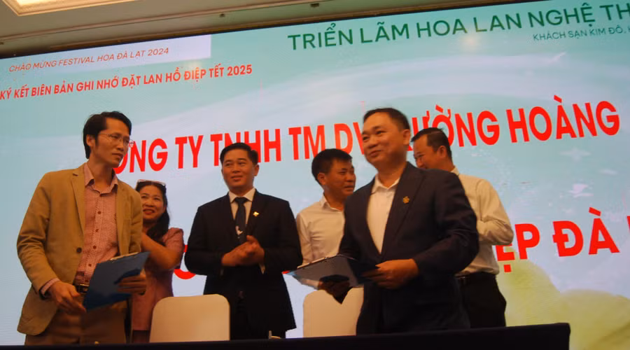 Ký kết các hợp đồng tiêu thụ hoa tết và hợp đồng ghi nhớ tiêu thụ định kỳ năm 2025 giữa doanh nghiệp Lâm Đồng với doanh nghiệp TPHCM