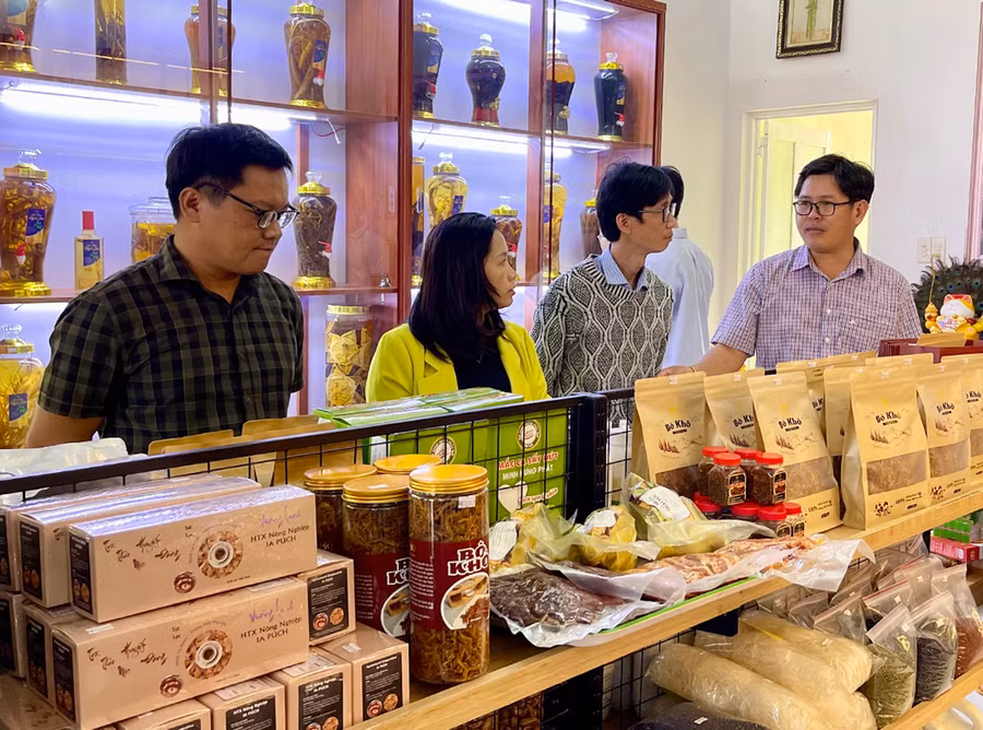 Sản phẩm đặc sản, sản phẩm OCOP là những mặt hàng được tiêu dùng nhiều trong dịp Tết. Ảnh: Vũ Thảo