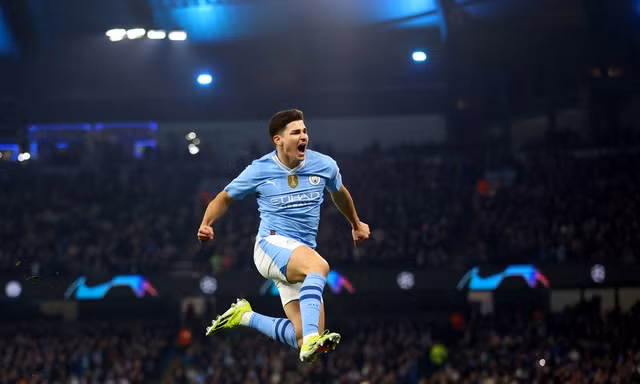 Julian Alvarez mở nâng tỷ số 2-0 cho đội chủ nhà. Ảnh: REUTERS