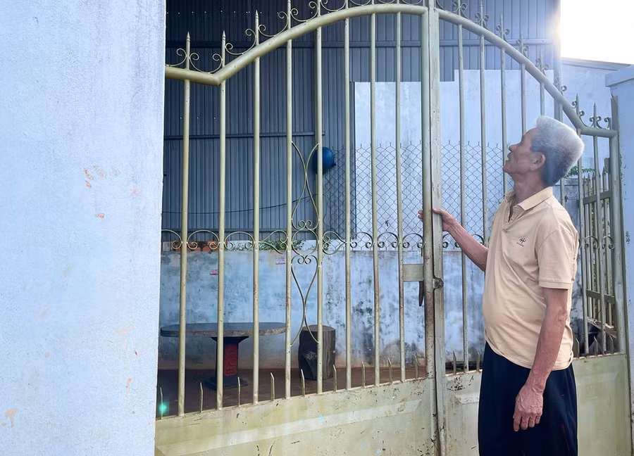 Căn nhà khóa cửa của vợ chồng con trai ông Mai Đình Đảng (tổ 5, thị trấn Chư Sê) bỏ hoang lâu nay vì không dám ở. Ảnh: M.P