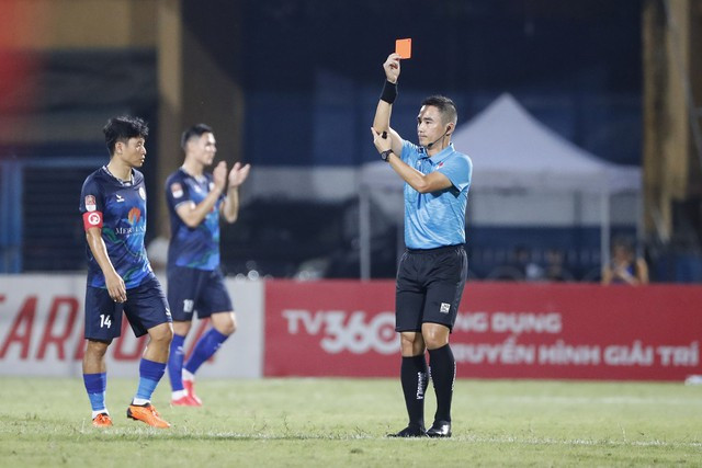 Thẻ đỏ được rút ra khiến Thể Công Viettel chỉ còn 10 người. Ảnh: MINH TÚ