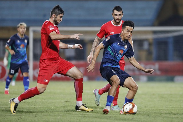 Jaha (trái) khiến Thể Công Viettel phải rơi vào thế thiếu người với tình huống vung tay nguy hiểm. Ảnh: MINH TÚ