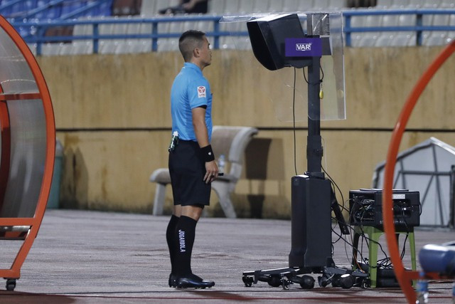 Trọng tài tham khảo lại pha quay chậm. Ảnh: MINH TÚ