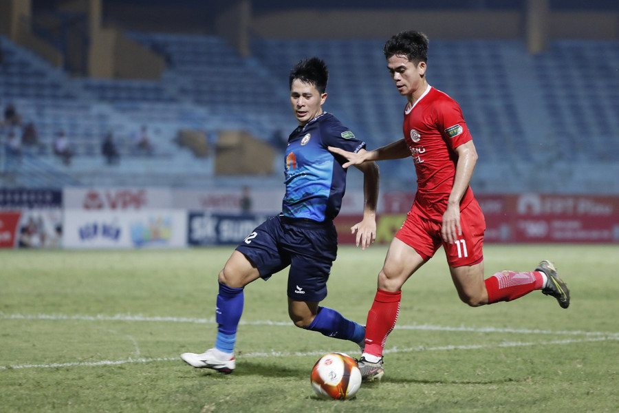 Văn Khang (số 11) để lại dấu ấn với pha kiến tạo. Ảnh: MINH TÚ