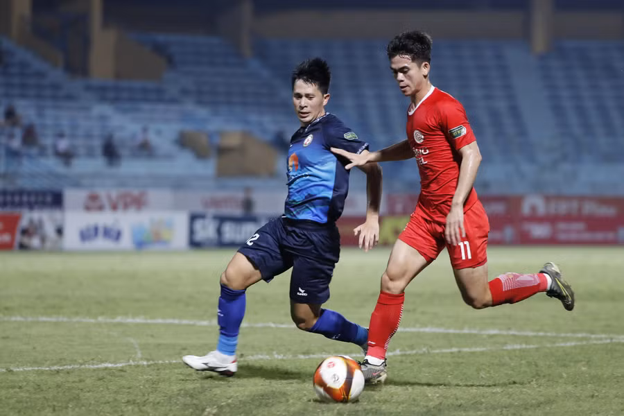 Văn Khang (số 11) để lại dấu ấn với pha kiến tạo. Ảnh: MINH TÚ