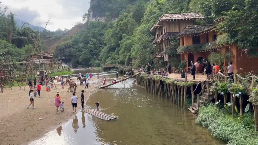 Dòng suối nhỏ uốn lượn quanh bản là điểm nhấn check-in dành cho du khách. Ảnh: KHANG KA