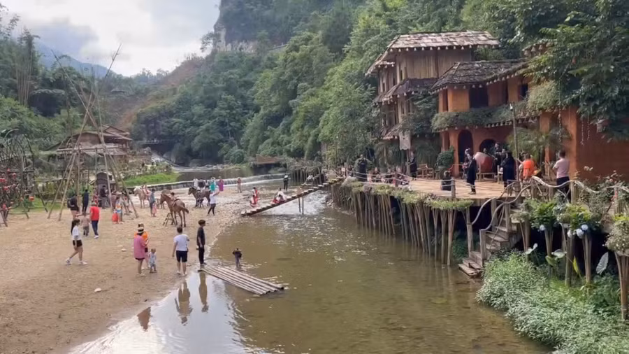 Dòng suối nhỏ uốn lượn quanh bản là điểm nhấn check-in dành cho du khách. Ảnh: KHANG KA